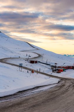 Longyerbeyen, Svalbard, Karlı dağ yolunda 