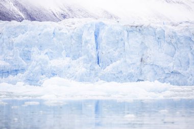 Svalbard seyahati mavi çatallı mavi buz duvarı. Buz çok kalın ve çatlak çok uzun.