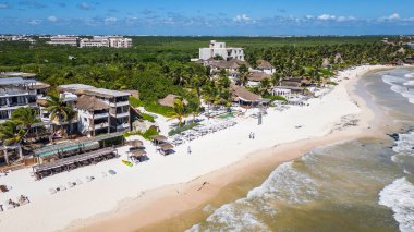 Tulum Sahili, Quintana Roo, Meksika, Sahilde bir sürü insan ve bina var. Sahil çok kalabalık ve binalar yüksek.