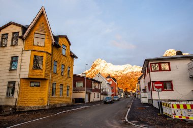 Svolvear, Lofoten Adası, Norveç küçük bir kasaba, sarı bir bina ve kırmızı-beyaz bir ev. Sokaklar evler ve arabalarla dolu.