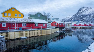 Svolver Norveç Lofoten Adaları evleri ve nehri olan küçük bir kasaba. Evler kırmızı ve sarı. Su sakin ve gökyüzü bulutlu.