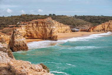 Algarve, Portekiz Rocky kıyı şeridi, okyanus manzaralı bir uçurum. Su sakin ve gökyüzü berrak.