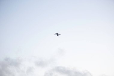 Faial, Azores Adaları, Portekiz Küçük uçağı bulutlu bir gökyüzünün üzerinde uçuyor. Görüntünün içindeki tek nesne uçak ve görünen tek nesne o. Gökyüzü çoğunlukla açık, sadece birkaç bulut etrafa saçılmış.