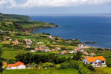 Faial, Azores Adaları, Portekiz Evleri ve plajı olan küçük bir kasabanın güzel manzarası. Evler beyaz ve kırmızı, sahil sakin ve huzurlu.