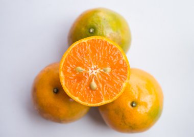 beyaz arkaplanda portakal meyvesi