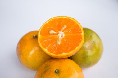 beyaz arkaplanda portakal meyvesi