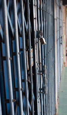 Slayt kapı ile kilitli 