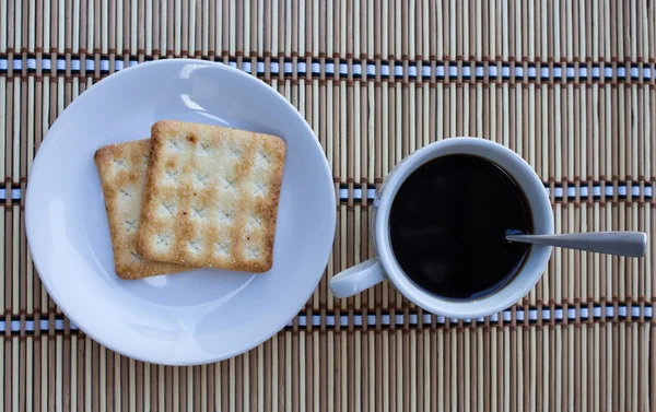 Café preto com biscoitos — Fotografia de Stock