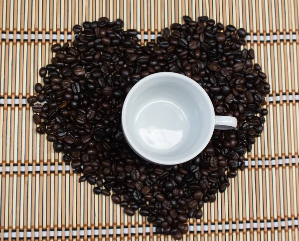 Forma de coração de grãos de café — Fotografia de Stock