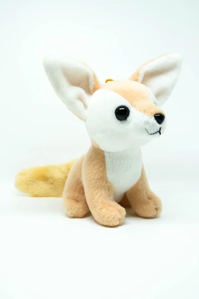 Koca kulaklı kahverengi köpek chihuahua köpek ya da fox bez bebek gibi doldurulmuş