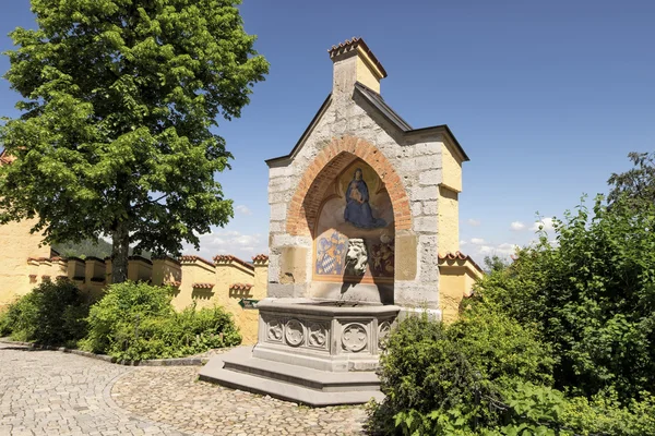 Fontaine de la Bienheureuse Vierge Marie et l'enfant Seigneur se trouve à l'extérieur du château de Hohenschwangau . — Photo
