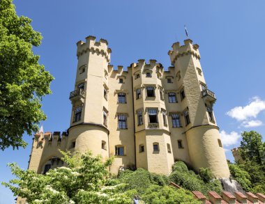 Hohenschwangau kale altında taraf temiz Bavaria, Almanya için mavi gökyüzü