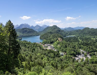 Schwangau şehir ve Alpsee Gölü, photoshoot Hohenschwangau castle Hill Bavaria, Almanya için görünümü