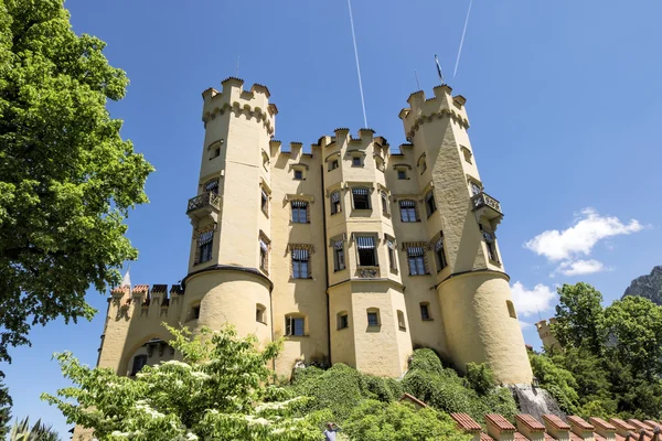 Côté du château de Hohenschwangau sous un ciel bleu clair en Bavière, Allemagne — Photo