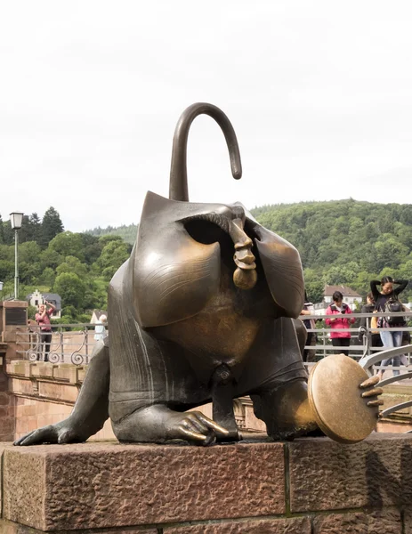 Heidelberg, Almanya - 12 Haziran 2016: Bronz heykel maymun ya da köprü maymun Heidelberg. Zenginlik için ayna ovmak için popüler turistik Heidelberg ve bereket için dokunaklı fareler dönmek için parmak dokunmatik.
