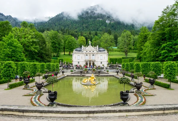11 juin 2016 - Ettal, Allemagne : Palais Linderhof et fontaine dans le jardin, l'un des palais que le roi Ludwig II possédait et finissait quand il était vivant. Photo prise lors d'une journée nuageuse . — Photo