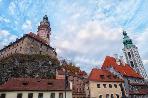 Castillo de Cesky Krumlov y Catedral de San Vito. Disparo desde puente de madera . — Foto de Stock