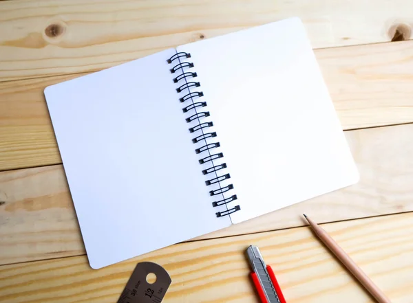 Caderno, lápis, lâmina de corte e régua — Fotografia de Stock