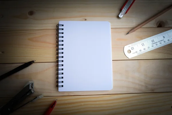 Cuaderno, lápiz, bolígrafos, tijeras, cuchilla de corte y regla — Foto de Stock