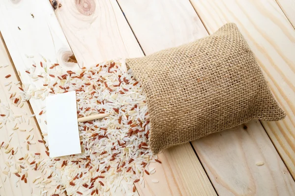 Arroz medio pulido y arroz jazmín salen del saco — Foto de Stock