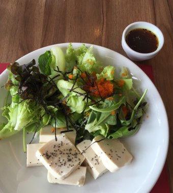 Noel süsleri, yazı tahtası ve iskelet bir evi var