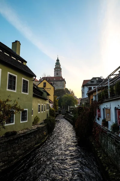 Cesky Krumlov, Çek Cumhuriyeti - 26 Ekim 2015: sabah Cesky Krumlov şehri ve canel ışık