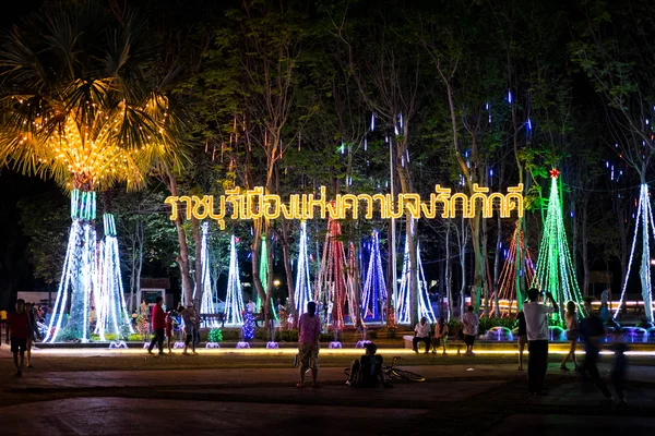 라 차 부리, 태국-12 월 7 일입니다. 보드 "부리, 충성의 시" 고 말했다. 지역 주민 및 여행자 Chakkri Munoment 공공 국립공원, 라 차 부리 주에 빛 장식의 아름다움을 보러 온. — 스톡 사진