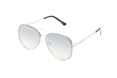 Beyaz arka planda şık kadın gözlükleri.