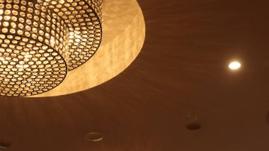 Odada renkli dekoratif ışıklar