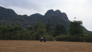 Uçsuz bucaksız bir tarla ve güzel bir dağ zemin.