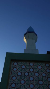 Endonezya 'daki cami kuleleri. İslam kökenli bir cami. Camiinin tasarımı İslami mimari geleneğinde yer alır. Yaratıcı soyut fotoğrafçılık