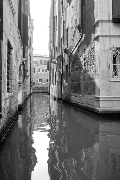 Canal vénitien près de la place San Marco — Photo
