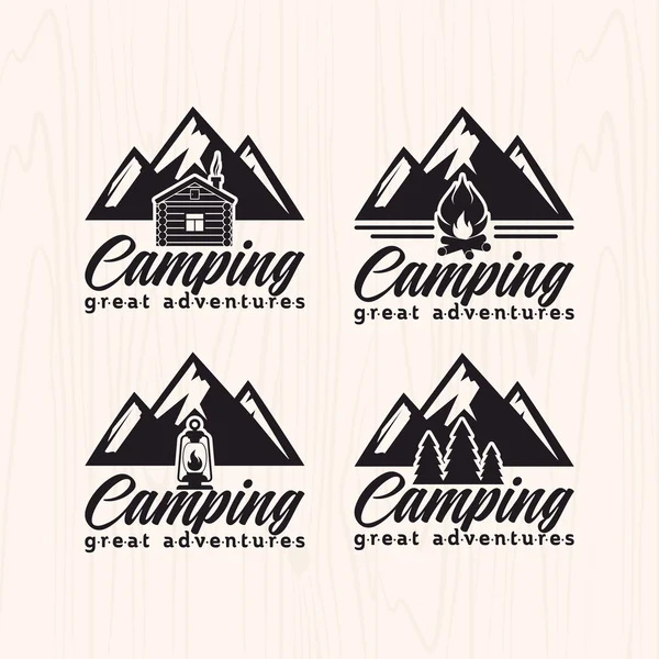 Lencana kamp musim panas logo dan label untuk penggunaan apapun, pada tekstur latar belakang kayu - Stok Vektor