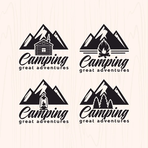 Insignias de campamento de verano logotipos y etiquetas para cualquier uso, sobre textura de fondo de madera — Vector de stock