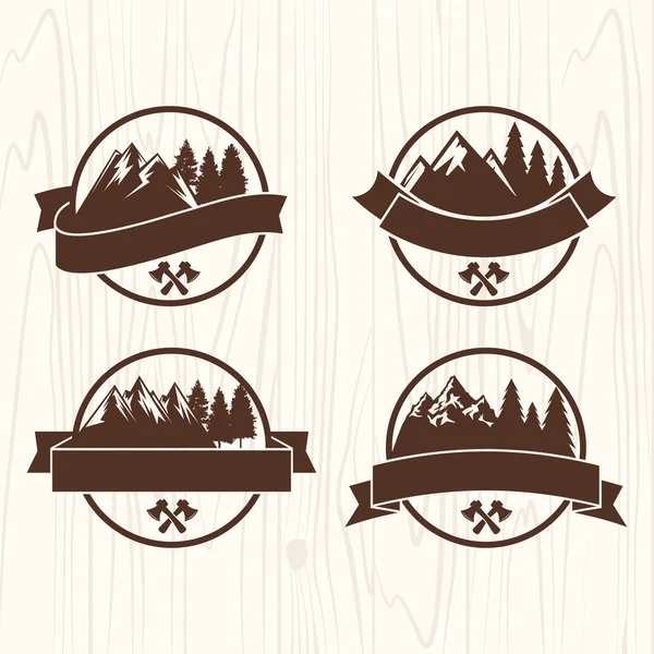 Insignias de campamento de verano logotipos y etiquetas para cualquier uso, sobre textura de fondo de madera — Vector de stock
