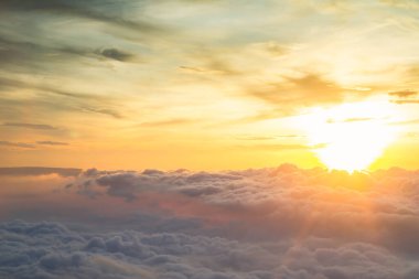 Gün doğumunda sisli bir şekilde seyredin. Parlak bir sabahta sisli ufka uzanan bir bulut gibi bembeyaz..