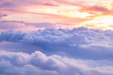 Gün doğumunda sisli bir şekilde seyredin. Parlak bir sabahta sisli ufka uzanan bir bulut gibi bembeyaz..