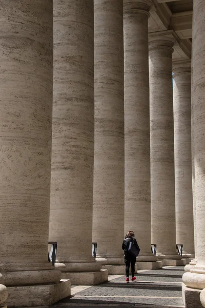 St Peters Bazilikası yalnız walker — Stok fotoğraf