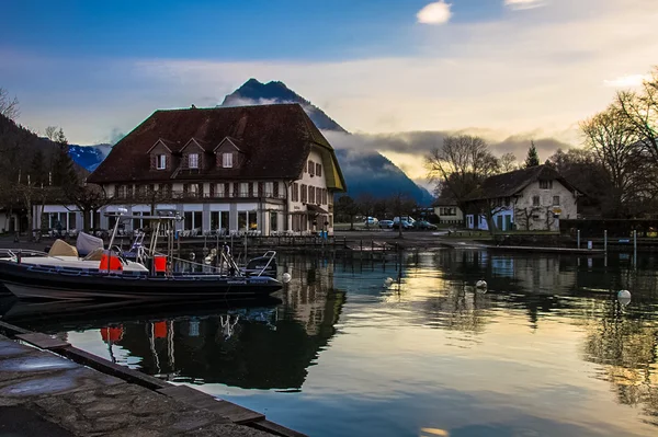 Lake Thun yansımalar