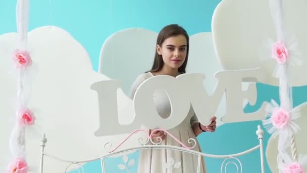 Spelen met decoratieve inscriptie liefde meisje — Stockvideo