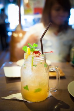 Mojito bar bulanık arka plan üzerinde kokteyl