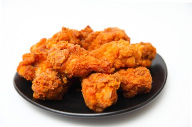 Beyaz arka planda kızarmış tavuk