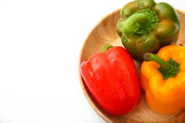 Beyaz arka plan üzerinde ahşap kase taze biber