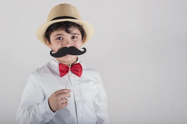 Lustiger Junge mit falschem Schnurrbart — Stockfoto