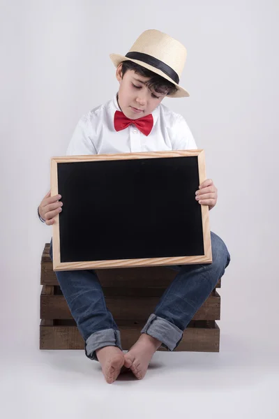 Bir kara tahta ile düşünceli çocuk — Stok fotoğraf