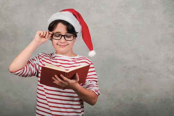 Feliz Navidad Niño Sonriente Con Sombrero Papá Noel Leyendo Libro — Foto de Stock