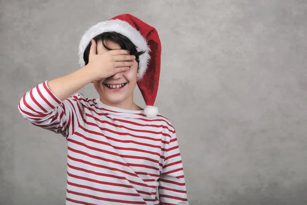 Feliz Navidad Niño Sonriente Con Sombrero Santa Claus Cubriendo Sus — Foto de Stock