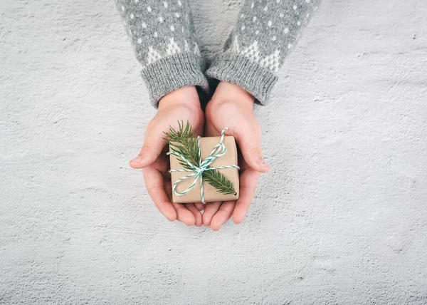 メリークリスマスプレゼントを持つ子供の手 クリスマスのコンセプトの背景 — ストック写真