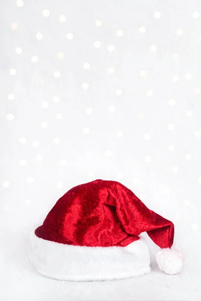 メリークリスマスクリスマスの光の上に隔離された赤いサンタの帽子 クリスマスのコンセプトの背景 — ストック写真