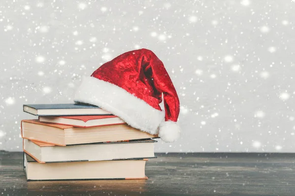 Feliz Navidad Libros Sombrero Papá Noel Una Mesa Madera Fondo — Foto de Stock